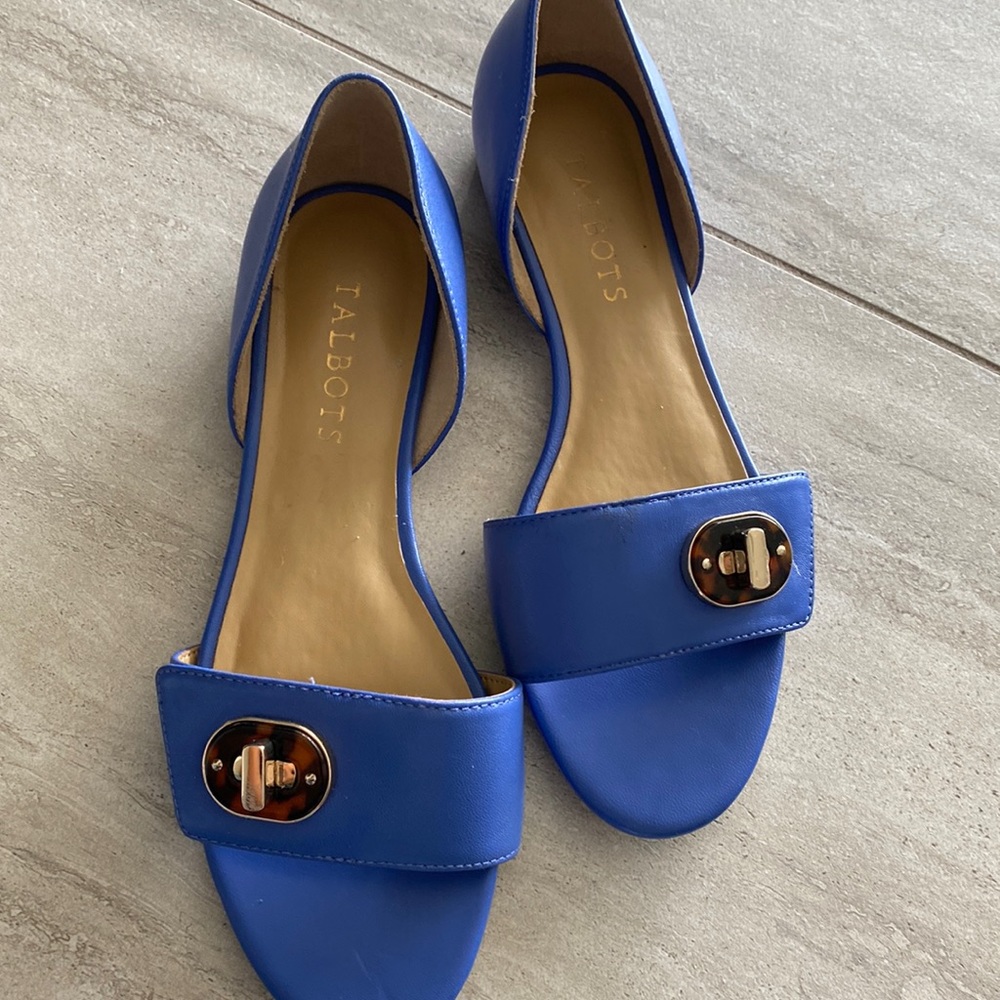 Womens shoes Size 6. 1/2 worn only once maybe like at home.